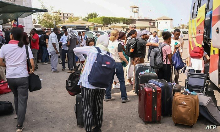 عودة الاف السودانيين الى بلادهم بعد قضاء عاما كاملا فى مصر تشغيل قطار مخصوص لنقل المغادرين من القاهرة إلى أسوان عودة الاف السودانيين الى بلادهم بعد قضاء عاما كاملا فى مصر تشغيل قطار مخصوص لنقل المغادرين من القاهرة إلى أسوان