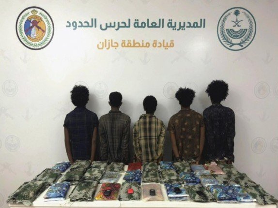 ضبط 5 أشخاص لمحاولتهم تهريب كمية من الحشيش المخدر بمنطقة جازان ضبط 5 أشخاص لمحاولتهم تهريب كمية من الحشيش المخدر بمنطقة جازان