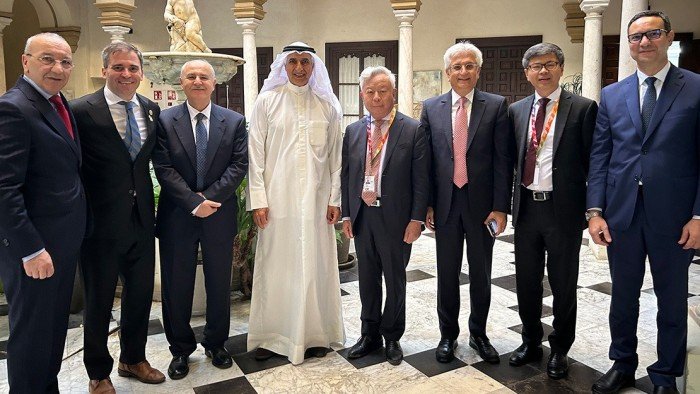 الصندوق العربي للإنماء والبنك الآسيوي للاستثمار في البنية التحتية يوقعان مذكرة تفاهم لتعزيز التعاون الصندوق العربي للإنماء والبنك الآسيوي للاستثمار في البنية التحتية يوقعان مذكرة تفاهم لتعزيز التعاون