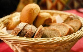 رغم التحذيرات الغذائية.. فوائد صحية متعددة لتناول الخبز يوميًا