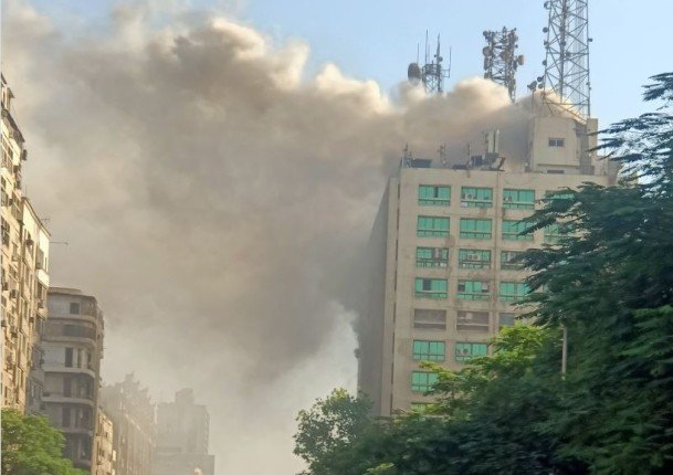 حريق داخل سنترال رمسيس في مصر والحماية المدنية تحاول السيطرة على النيران حريق داخل سنترال رمسيس في مصر والحماية المدنية تحاول السيطرة على النيران