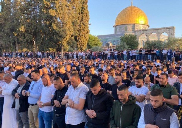 نحو 40 ألف فلسطيني يؤدون صلاة الجمعة في المسجد الأقصى المبارك نحو 40 ألف فلسطيني يؤدون صلاة الجمعة في المسجد الأقصى المبارك