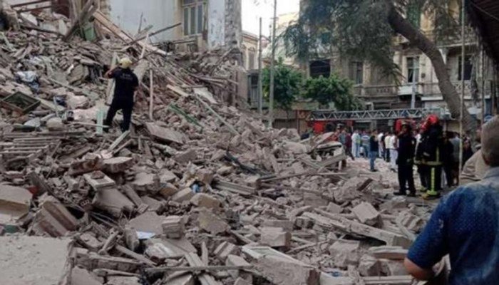 مصر.. مصرع شخص وإصابة 6 في انهيار عقار قديم وسط الإسكندرية مصر.. مصرع شخص وإصابة 6 في انهيار عقار قديم وسط الإسكندرية
