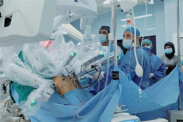 الكويت تسجل نجاحاً جديداً: استئصال جذري للبروستاتا عبر الروبوت في عملية ناجحة عن بعد الكويت تسجل نجاحاً جديداً: استئصال جذري للبروستاتا عبر الروبوت في عملية ناجحة عن بعد