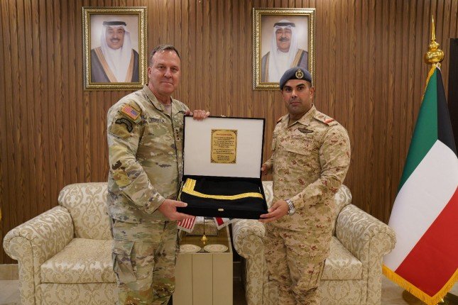 نائب رئيس الأركان العامة للجيش الكويتي يبحث مع قائد القيادة المركزية الأمريكية موضوعات مشتركة نائب رئيس الأركان العامة للجيش الكويتي يبحث مع قائد القيادة المركزية الأمريكية موضوعات مشتركة