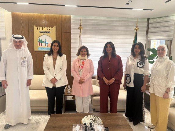 بلدية الكويت و(الخارجية) تبحثان التعاون المشترك في تنفيذ كود البناء لخدمة أصحاب الهمم بلدية الكويت و(الخارجية) تبحثان التعاون المشترك في تنفيذ كود البناء لخدمة أصحاب الهمم