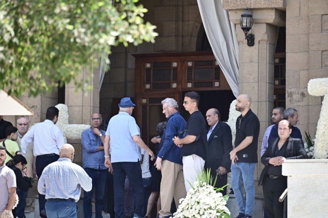 بالصور.. جانب من جنازة الفنان المصري الراحل لطفي لبيب