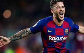 نقل للمستشفى.. كلب يعض نجم برشلونة السابق في منطقة حرجة