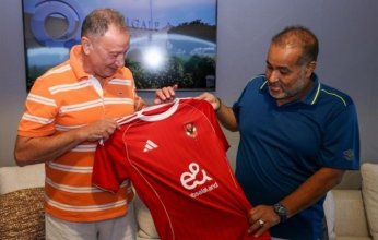الخطيب يهدي قميص الأهلي للشركة المنظمة لمعسكر تونس برئاسة خليفة سلطان