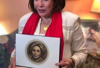 "الوطنية للإعلام" تمنح الفنانة القديرة لبنى عبد العزيز وسام ماسبيرو للإبداع