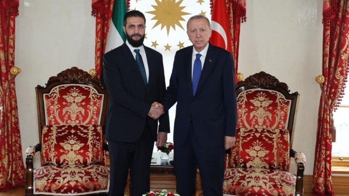 أردوغان يبحث مع الشرع التطورات الأخيرة في سوريا عقب هجمات الاحتلال الإسرائيلي أردوغان يبحث مع الشرع التطورات الأخيرة في سوريا عقب هجمات الاحتلال الإسرائيلي