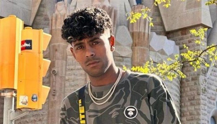 المطرب عفروتو يكشف تفاصيل مؤثرة عن علاقته بوالده: "قسوة صنعت مني رجلًا صلبًا" المطرب عفروتو يكشف تفاصيل مؤثرة عن علاقته بوالده: "قسوة صنعت مني رجلًا صلبًا"