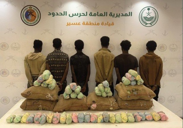 ضبط 6 أشخاص لمحاولتهم تهريب كمية من نبات القات المخدر بمنطقة عسير ضبط 6 أشخاص لمحاولتهم تهريب كمية من نبات القات المخدر بمنطقة عسير