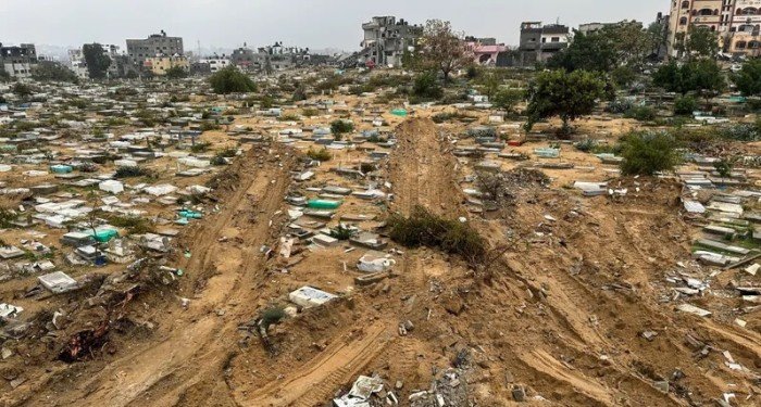 قوات الاحتلال الإسرائيلي تنبش قبور الشهداء في غزة وتسرق جثامين من المقبرة التركية قوات الاحتلال الإسرائيلي تنبش قبور الشهداء في غزة وتسرق جثامين من المقبرة التركية