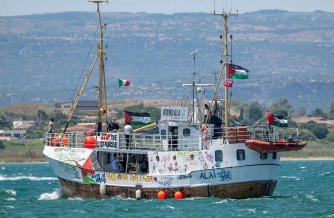 ناشطو سفينة "حنظلة" يهددون بالإضراب عن الطعام في حال اعتقلهم الاحتلال الإسرائيلي ناشطو سفينة "حنظلة" يهددون بالإضراب عن الطعام في حال اعتقلهم الاحتلال الإسرائيلي