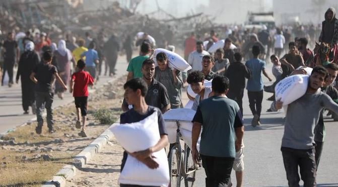 "الأونروا": الآلية الجديدة لتوزيع المساعدات في غزة تحوّلت إلى "حقل للموت" والنازحون يقتلون أثناء بحثهم عن الطعام "الأونروا": الآلية الجديدة لتوزيع المساعدات في غزة تحوّلت إلى "حقل للموت" والنازحون يقتلون أثناء بحثهم عن الطعام