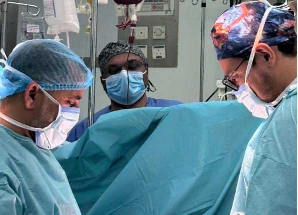 فريق طبي بمدينة الملك سعود الطبية يُنقذ حياة مريض مصابًا في القلب والرئة فريق طبي بمدينة الملك سعود الطبية يُنقذ حياة مريض مصابًا في القلب والرئة