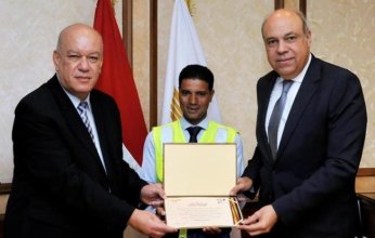 تقديراً لأمانته.. تكريم موظف بمطار القاهرة عثر على مجوهرات بـ 2.5 مليون جنيه