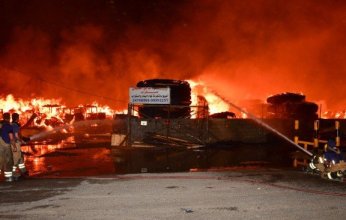 الكويت.. قوة الإطفاء تحاول السيطرة على حريق ضخم بسكراب بمنطقة أمغرة