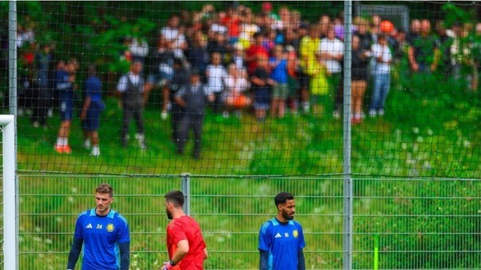 مشجع يقتحم معسكر النصر في النمسا بسبب رونالدو مشجع يقتحم معسكر النصر في النمسا بسبب رونالدو
