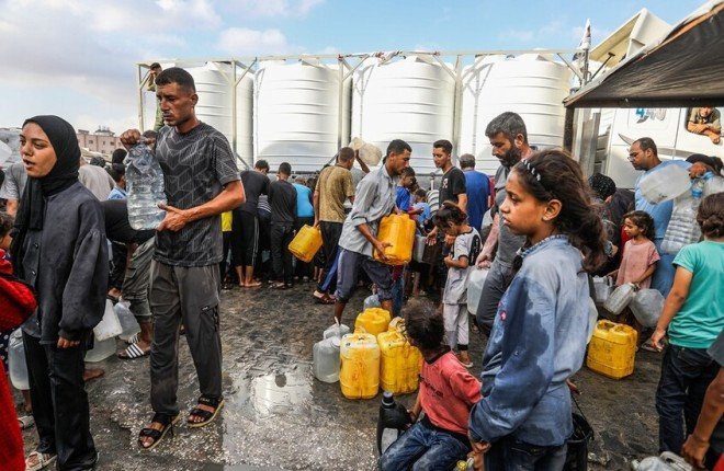 غزة: جيش الاحتلال الإسرائيلي يشن حرب تعطيش ممنهجة ويرتكب مجزرة جديدة خلال تعبئة المياه غزة: جيش الاحتلال الإسرائيلي يشن حرب تعطيش ممنهجة ويرتكب مجزرة جديدة خلال تعبئة المياه