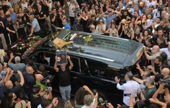 بالصور.. آلاف المحبين يودّعون زياد الرحباني بالتصفيق والدموع