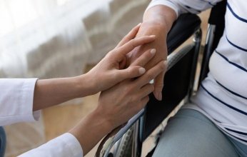 اكتشاف علمي يوضح سبب الشلل بعد نزلات البرد لدى الأطفال