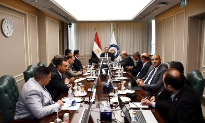 وزير البترول المصري يتابع تحقيقات حادث البارج البحري مع الشركة المالكة وزير البترول المصري يتابع تحقيقات حادث البارج البحري مع الشركة المالكة