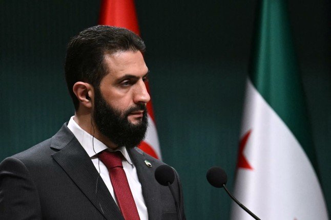 هل يسير الرئيس السوري أحمد الشرع على خطى "السادات" نحو السلام والتطبيع مع إسرائيل؟ هل يسير الرئيس السوري أحمد الشرع على خطى "السادات" نحو السلام والتطبيع مع إسرائيل؟