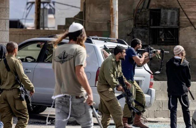 مستوطنون يشنون هجومًا واعتقال 3 شبان في بيت لحم بالضفة الغربية مستوطنون يشنون هجومًا واعتقال 3 شبان في بيت لحم بالضفة الغربية