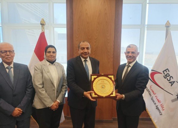 وكالة الفضاء المصرية تستقبل رئيس جامعة بني سويف لبحث سُبل التعاون في مجال تكنولوجيا الفضاء وكالة الفضاء المصرية تستقبل رئيس جامعة بني سويف لبحث سُبل التعاون في مجال تكنولوجيا الفضاء