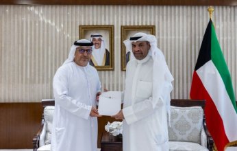 وزير الخارجية الكويتي يتسلم رسالة خطية من وزير الدولة لشؤون الشباب الإماراتي