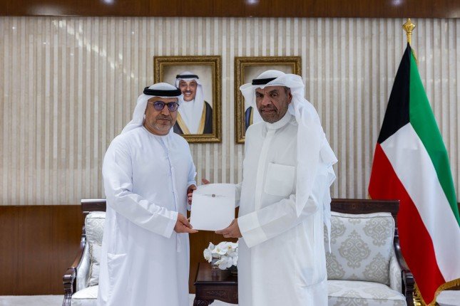 وزير الخارجية الكويتي يتسلم رسالة خطية من وزير الدولة لشؤون الشباب الإماراتي وزير الخارجية الكويتي يتسلم رسالة خطية من وزير الدولة لشؤون الشباب الإماراتي
