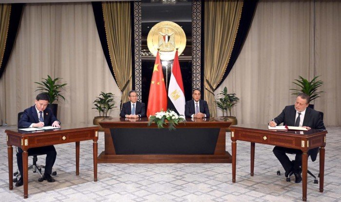محافظا البنك المركزي المصري والصيني يوقعان مذكرة تفاهم لتشجيع استخدام العملات المحلية محافظا البنك المركزي المصري والصيني يوقعان مذكرة تفاهم لتشجيع استخدام العملات المحلية