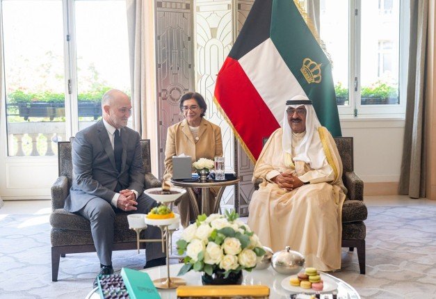 أمير الكويت يستقبل الرئيس التنفيذي لمستشفى غوستاف روسيه ومستشاره الدولي بباريس أمير الكويت يستقبل الرئيس التنفيذي لمستشفى غوستاف روسيه ومستشاره الدولي بباريس