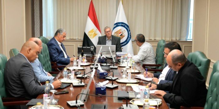 مصر.. وزير البترول يتابع تداعيات حادث البارج البحرى بخليج السويس مصر.. وزير البترول يتابع تداعيات حادث البارج البحرى بخليج السويس