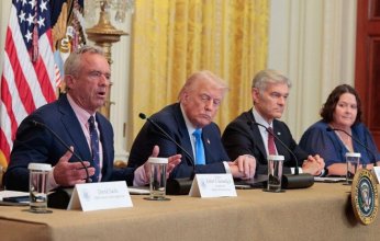 شاهد بالفيديو.. الرئيس الأمريكي ترامب يغفو أمام الكاميرات خلال فعالية صحية في البيت الأبيض