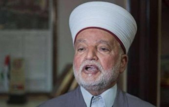 الاحتلال الإسرائيلى يسلم مفتى القدس قرارا بالإبعاد عن المسجد الأقصى لمدة أسبوع