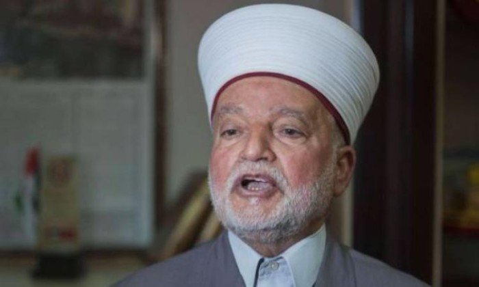 الاحتلال الإسرائيلى يسلم مفتى القدس قرارا بالإبعاد عن المسجد الأقصى لمدة أسبوع الاحتلال الإسرائيلى يسلم مفتى القدس قرارا بالإبعاد عن المسجد الأقصى لمدة أسبوع