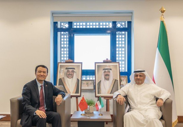 وزير الاتصالات الكويتي يبحث مع القائم بالأعمال بالسفارة الصينية سبل تعزيز التعاون بمجالات الاتصالات والتكنولوجيا وزير الاتصالات الكويتي يبحث مع القائم بالأعمال بالسفارة الصينية سبل تعزيز التعاون بمجالات الاتصالات والتكنولوجيا