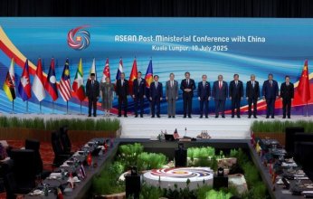 وزير الخارجية الصيني يدعو (آسيان) للانفتاح والتعاون وسط تصاعد التهديدات الجمركية الأمريكية