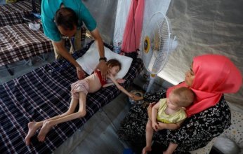 استشهاد طفلة فلسطينية بسبب الجوع في دير البلح وتحذير من مجاعة تهدد آلاف الأطفال في غزة