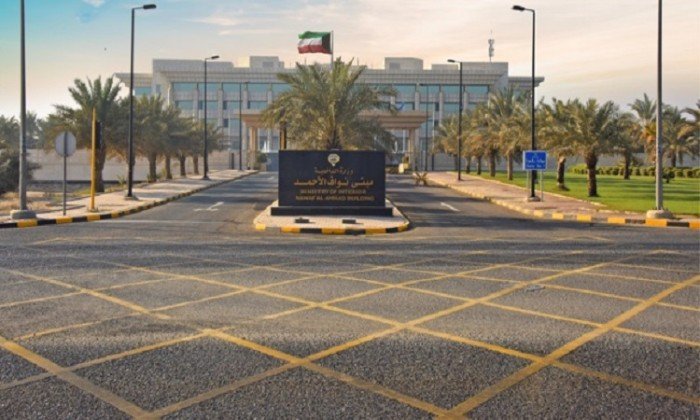 الداخلية الكويتية تضبط تشكيل عصابي من 52 متهما بتصنيع وترويج الخمور في 6 مناطق سكنية الداخلية الكويتية تضبط تشكيل عصابي من 52 متهما بتصنيع وترويج الخمور في 6 مناطق سكنية