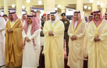 شاهد.. نائب أمير الرياض يؤدي صلاة الميت على الأمير الوليد بن خالد بن طلال