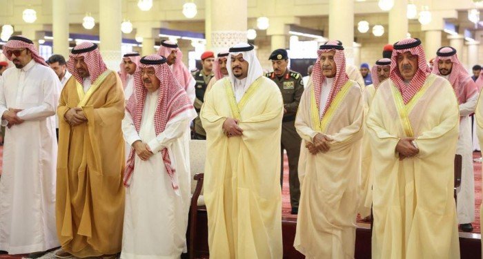 شاهد.. نائب أمير الرياض يؤدي صلاة الميت على الأمير الوليد بن خالد بن طلال شاهد.. نائب أمير الرياض يؤدي صلاة الميت على الأمير الوليد بن خالد بن طلال