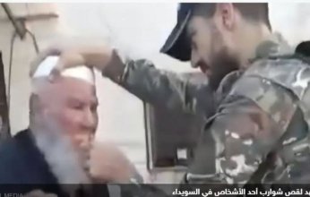 شاهد | بالفيديو.. قص شوارب رجال وشيوخ عنوة في السويداء يثير غضبًا واسعًا بين الأهالي