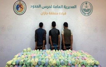 ضبط 3 أشخاص لمحاولتهم تهريب كمية من نبات القات المخدر بمنطقة جازان