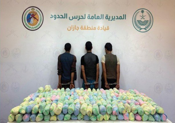 ضبط 3 أشخاص لمحاولتهم تهريب كمية من نبات القات المخدر بمنطقة جازان ضبط 3 أشخاص لمحاولتهم تهريب كمية من نبات القات المخدر بمنطقة جازان