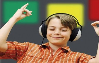 خبراء يحذرون: سماعات الرأس تهدد سمع الشباب وتزيد خطر الإصابة بأمراض عصبية