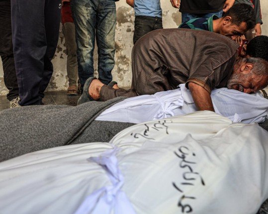 شهداء وجرحى في قصف إسرائيلي استهدف خيمة نازحين في مواصي خان يونس شهداء وجرحى في قصف إسرائيلي استهدف خيمة نازحين في مواصي خان يونس